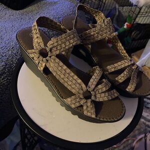 bernie mev. Metallic Woven Sandals - Gold